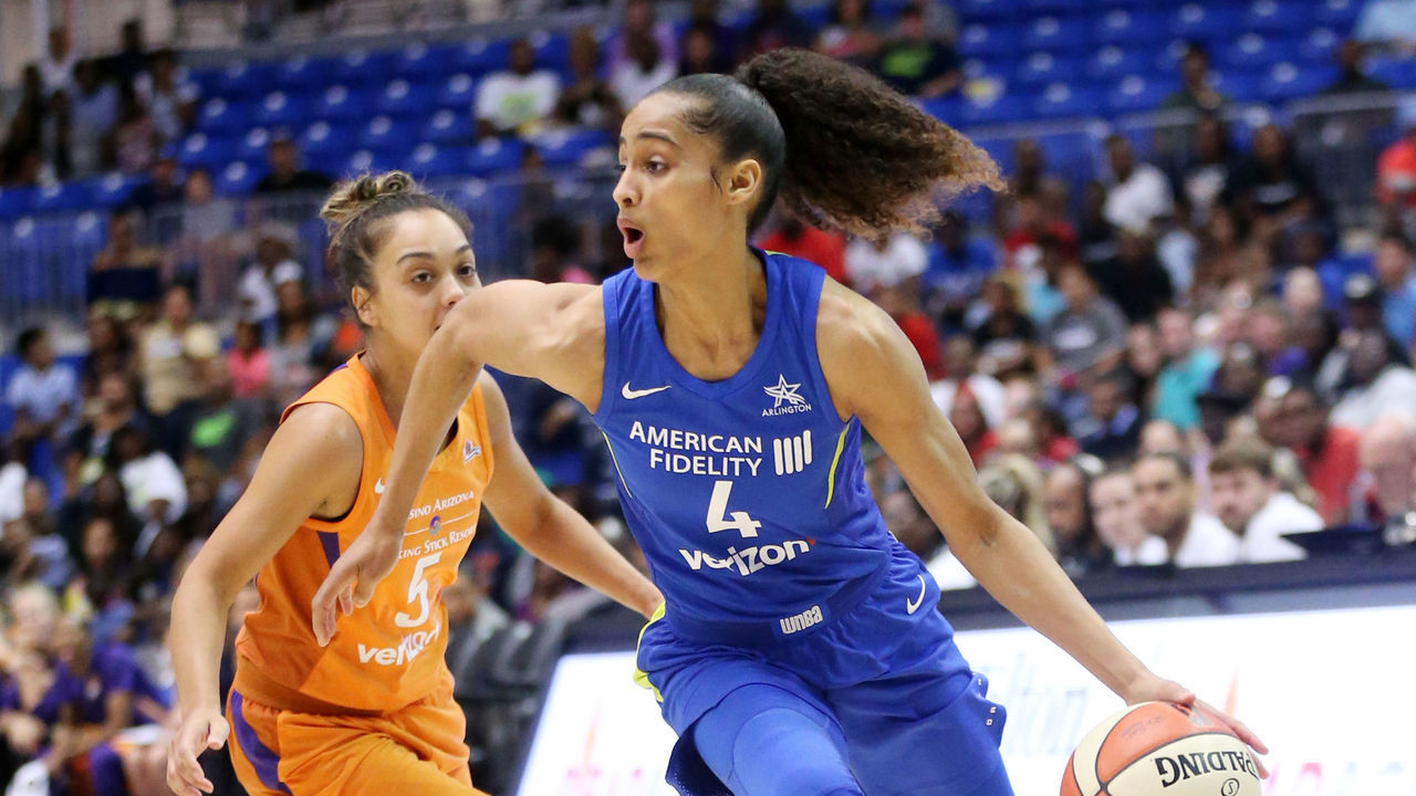 ARLINGTON, TX - JUNE 12: Skylar Diggins-Smith #4 of the Dallas Wings handles the ball against the Phoenix Mercury on June 12, 2018 at the College Park Center in Arlington, Texas. Mandatory Copyright Notice: Copyright 2018 NBAE