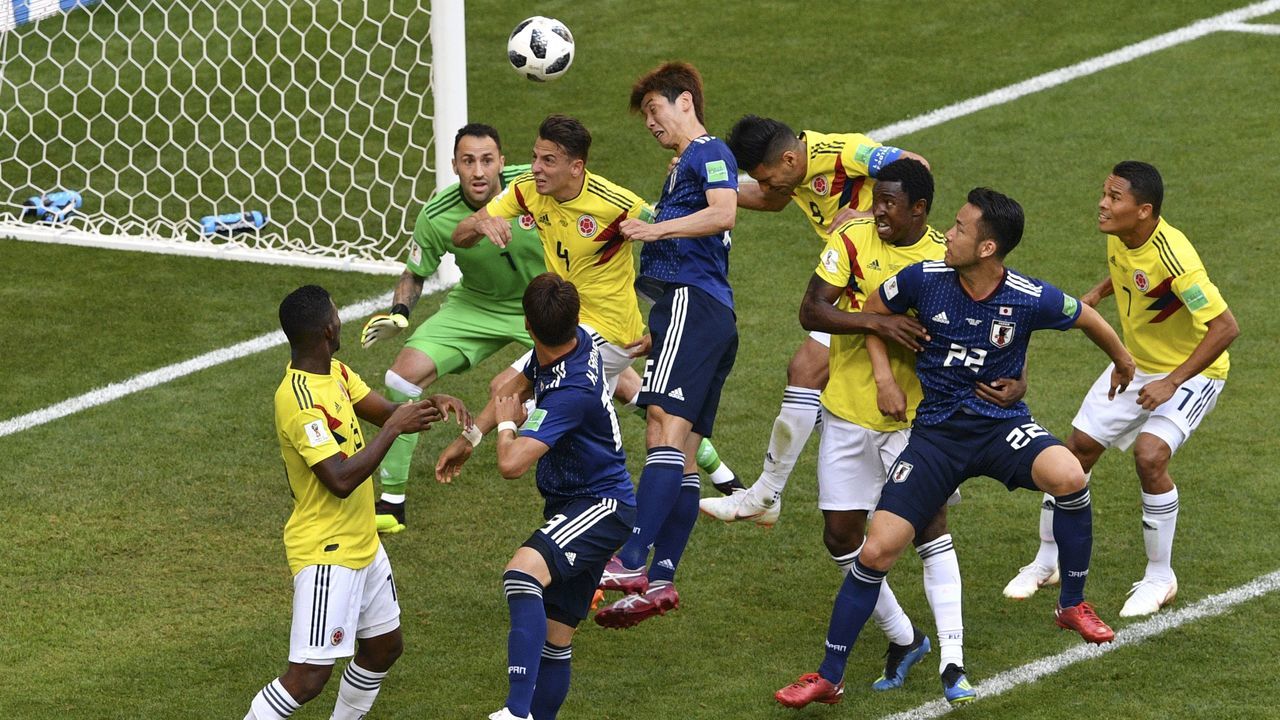 TOPSHOT - Japan's forward Yuya Osako (C) heads to score their second goal during the Russia 2018 World Cup Group H football match between Colombia and Japan at the Mordovia Arena in Saransk on June 19, 2018.
