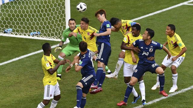 TOPSHOT - Japan's forward Yuya Osako (C) heads to score their second goal during the Russia 2018 World Cup Group H football match between Colombia and Japan at the Mordovia Arena in Saransk on June 19, 2018.