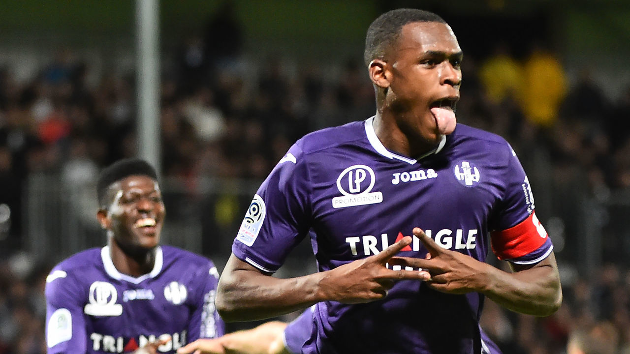 Toulouse's French defender Issa Diop (R) reacts after scoring during the French L1 football match between Angers (SCO) and Toulouse (TFC), on October 21, 2017, in Raymond-Kopa Stadium, in Angers, northwestern France. / AFP PHOTO / JEAN-FRANCOIS MONIER