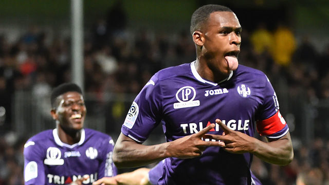 Toulouse's French defender Issa Diop (R) reacts after scoring during the French L1 football match between Angers (SCO) and Toulouse (TFC), on October 21, 2017, in Raymond-Kopa Stadium, in Angers, northwestern France. / AFP PHOTO / JEAN-FRANCOIS MONIER