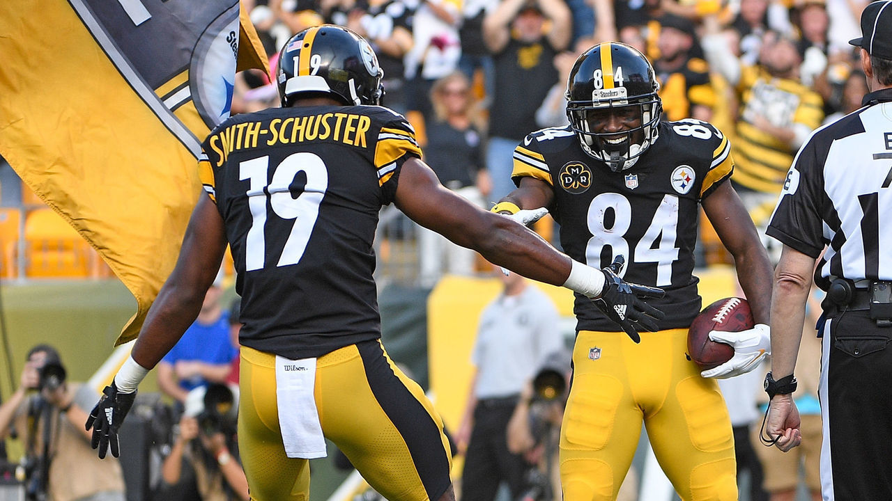 PITTSBURGH, PA - OCTOBER 22: Antonio Brown #84 of the Pittsburgh Steelers celebrates his seven-yard touchdown reception in the first quarter with JuJu Smith-Schuster #19 against the Cincinnati Bengals at Heinz Field on October 22, 2017 in Pittsburgh, Pennsylvania.