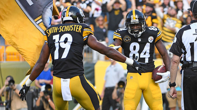 PITTSBURGH, PA - OCTOBER 22: Antonio Brown #84 of the Pittsburgh Steelers celebrates his seven-yard touchdown reception in the first quarter with JuJu Smith-Schuster #19 against the Cincinnati Bengals at Heinz Field on October 22, 2017 in Pittsburgh, Pennsylvania.