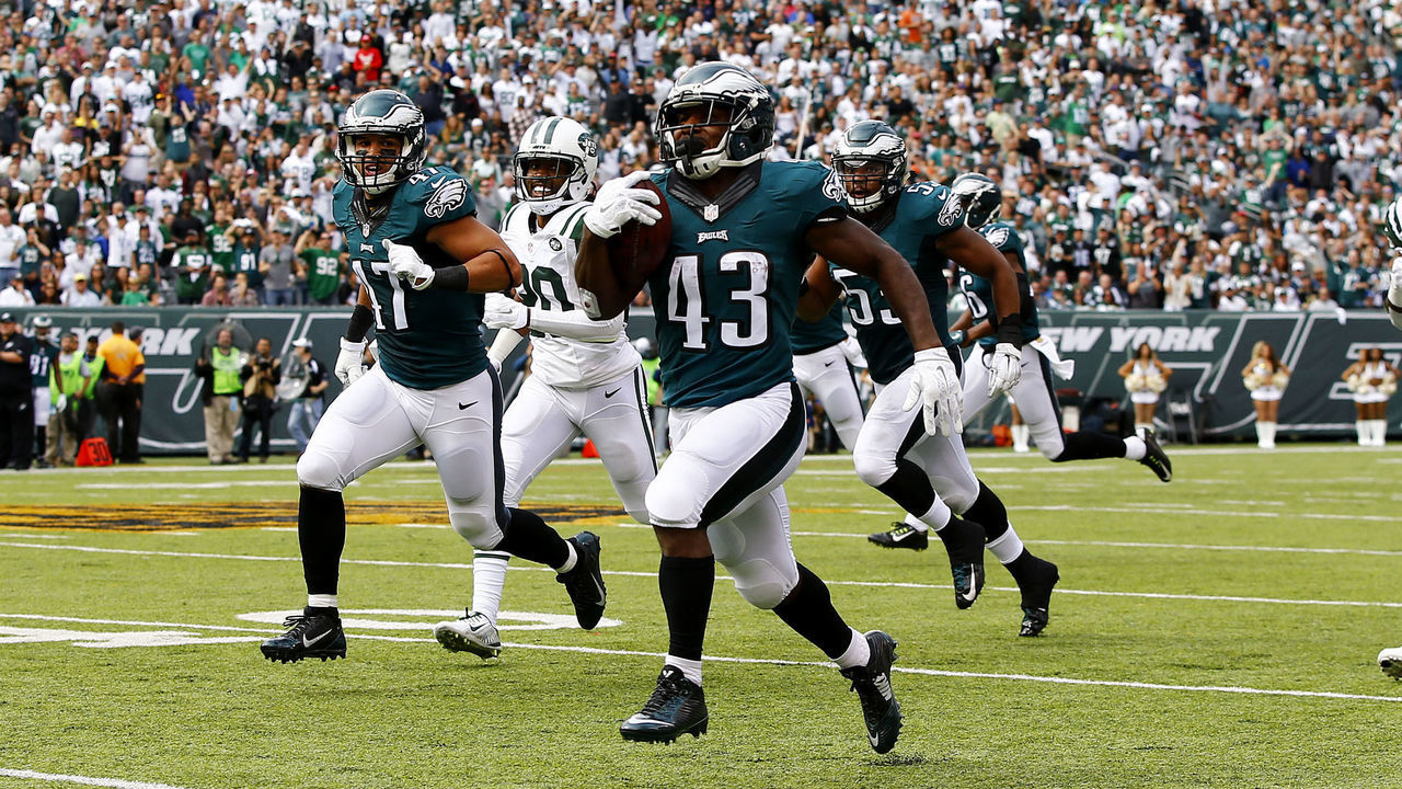 EAST RUTHERFORD, NJ - SEPTEMBER 27: Darren Sproles #43 of the Philadelphia Eagles returns a punt 89 yards for a touchdown in the second quarter against the New York Jets at MetLife Stadium on September 27, 2015 in East Rutherford, New Jersey.