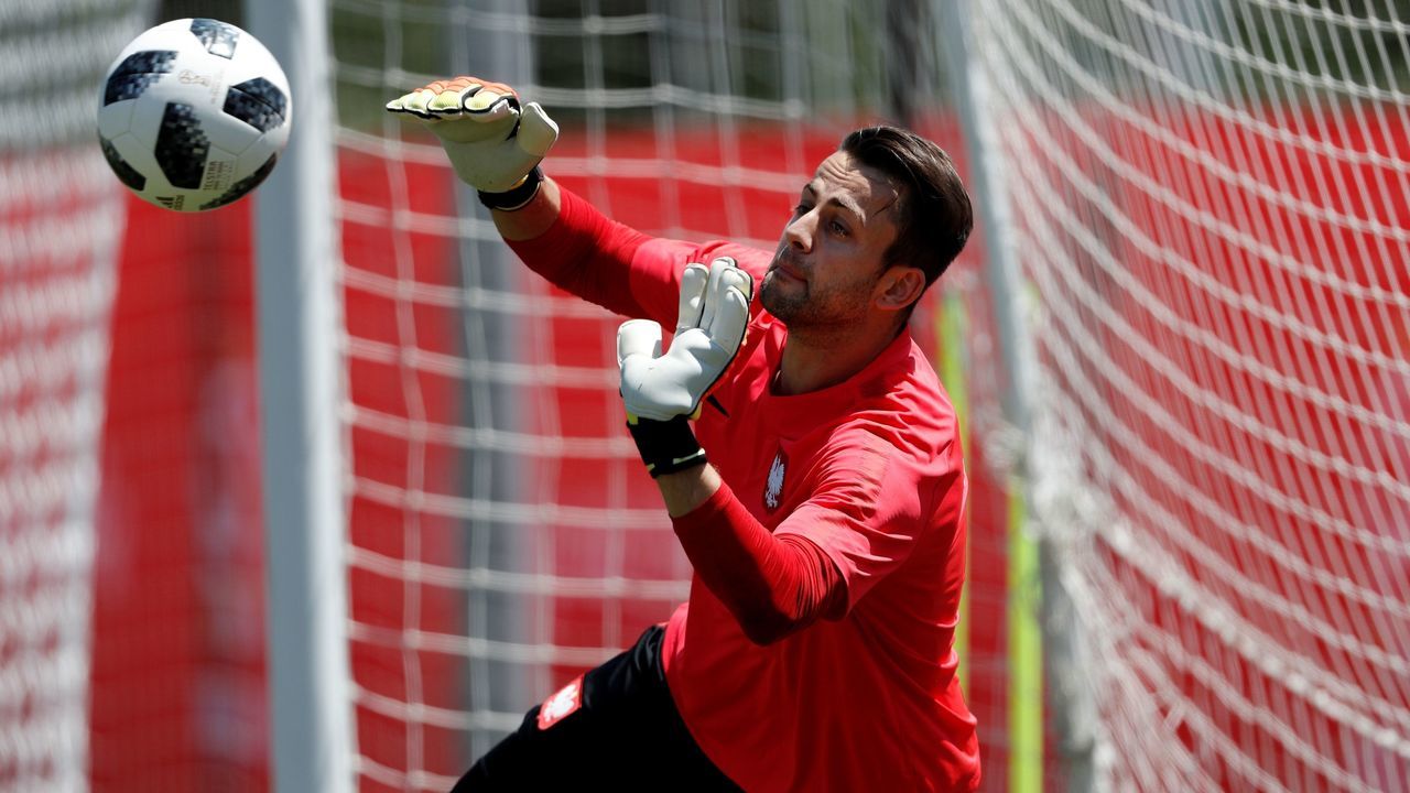 Poland's goalkeeper Lukasz Fabianski practices during a training session at the Sputnik sports center in Sochi on June 20, 2018 as part of Russia 2018 World Cup football tournament.
