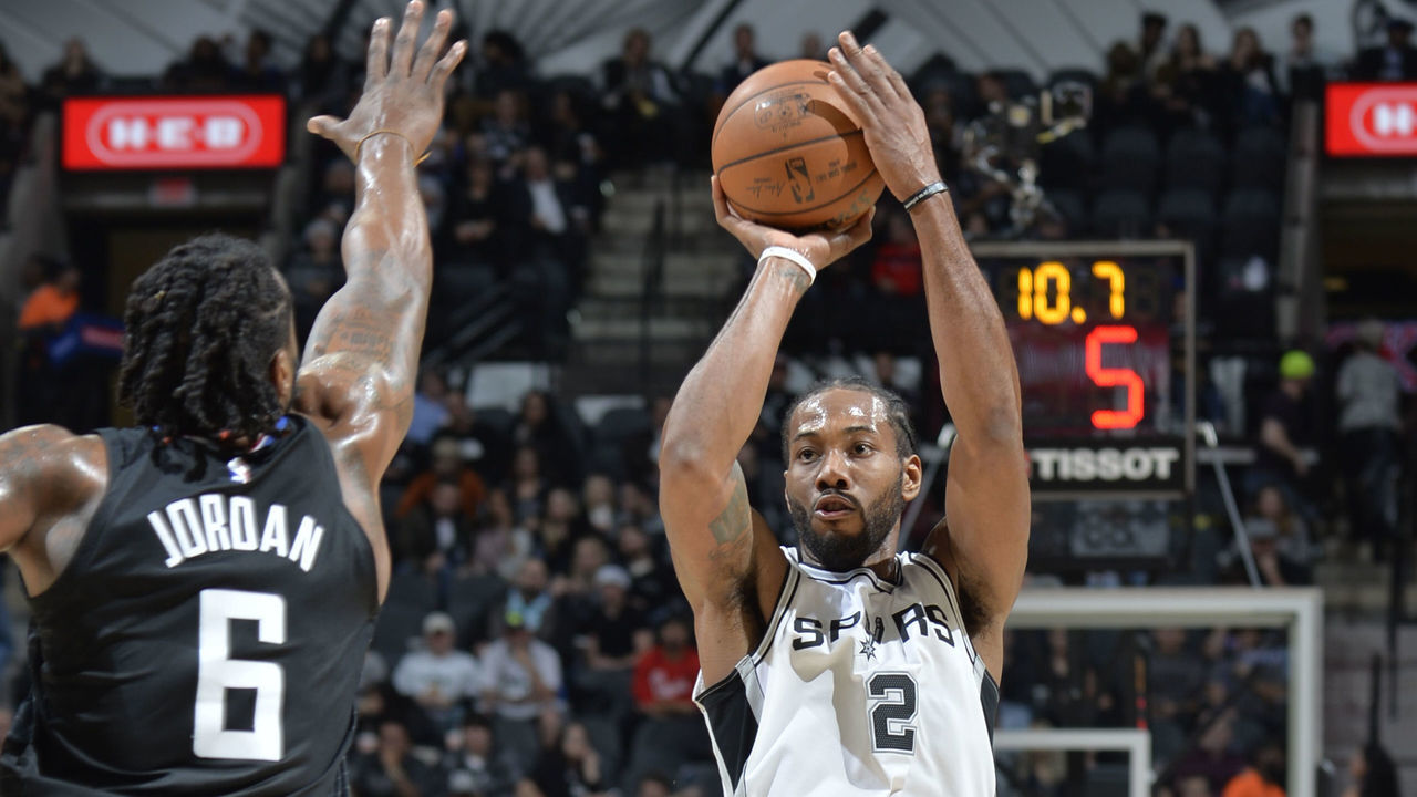 SAN ANTONIO, TX - DECEMBER 18: Kawhi Leonard #2 of the San Antonio Spurs shoots the ball against the LA Clippers on December 18, 2017 at the AT&T Center in San Antonio, Texas. Mandatory Copyright Notice: Copyright 2017 NBAE (Photos by Mark Sobhani/NBAE via Getty Images)