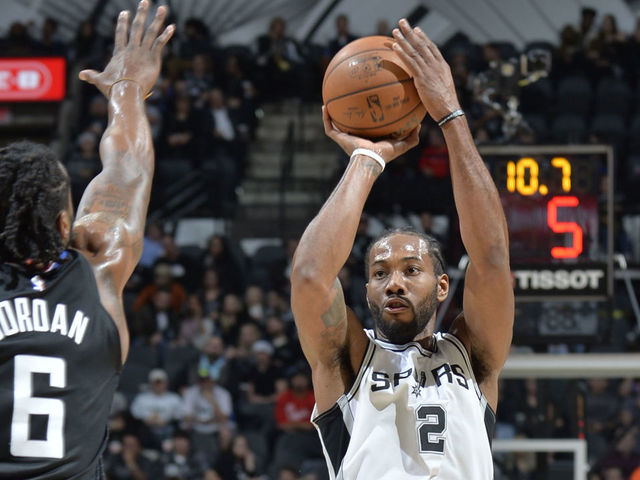 SAN ANTONIO, TX - DECEMBER 18: Kawhi Leonard #2 of the San Antonio Spurs shoots the ball against the LA Clippers on December 18, 2017 at the AT&T Center in San Antonio, Texas. Mandatory Copyright Notice: Copyright 2017 NBAE (Photos by Mark Sobhani/NBAE via Getty Images)
