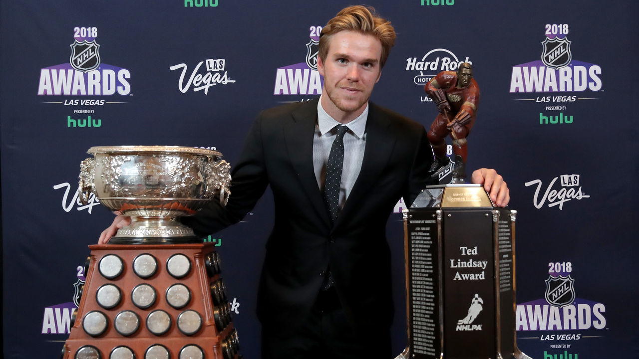 LAS VEGAS, NV - JUNE 20: Connor McDavid of the Edmonton Oilers poses with the Ted Lindsay Award given to the most outstanding player as voted by the NHLPA at the 2018 NHL Awards presented by Hulu at the Hard Rock Hotel & Casino on June 20, 2018 in Las Vegas, Nevada.
