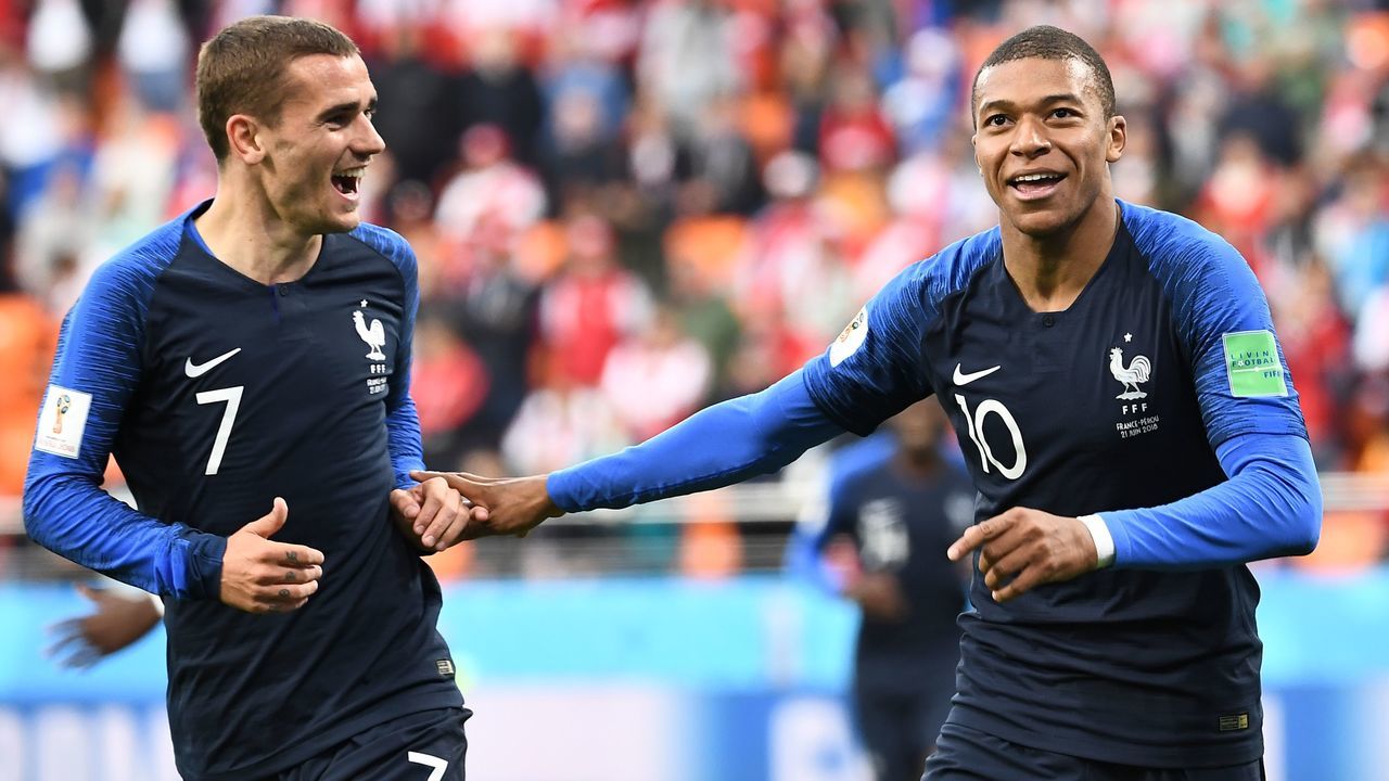 TOPSHOT - France's forward Kylian Mbappe (R) celebrates scoring the opening goal with his teammate forward Antoine Griezmann during the Russia 2018 World Cup Group C football match between France and Peru at the Ekaterinburg Arena in Ekaterinburg on June 21, 2018.