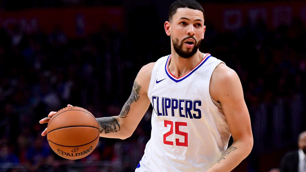 LOS ANGELES, CA - DECEMBER 20: Austin Rivers #25 of the LA Clippers dribbles during the first half against the Phoenix Suns at Staples Center on December 20, 2017 in Los Angeles, California.