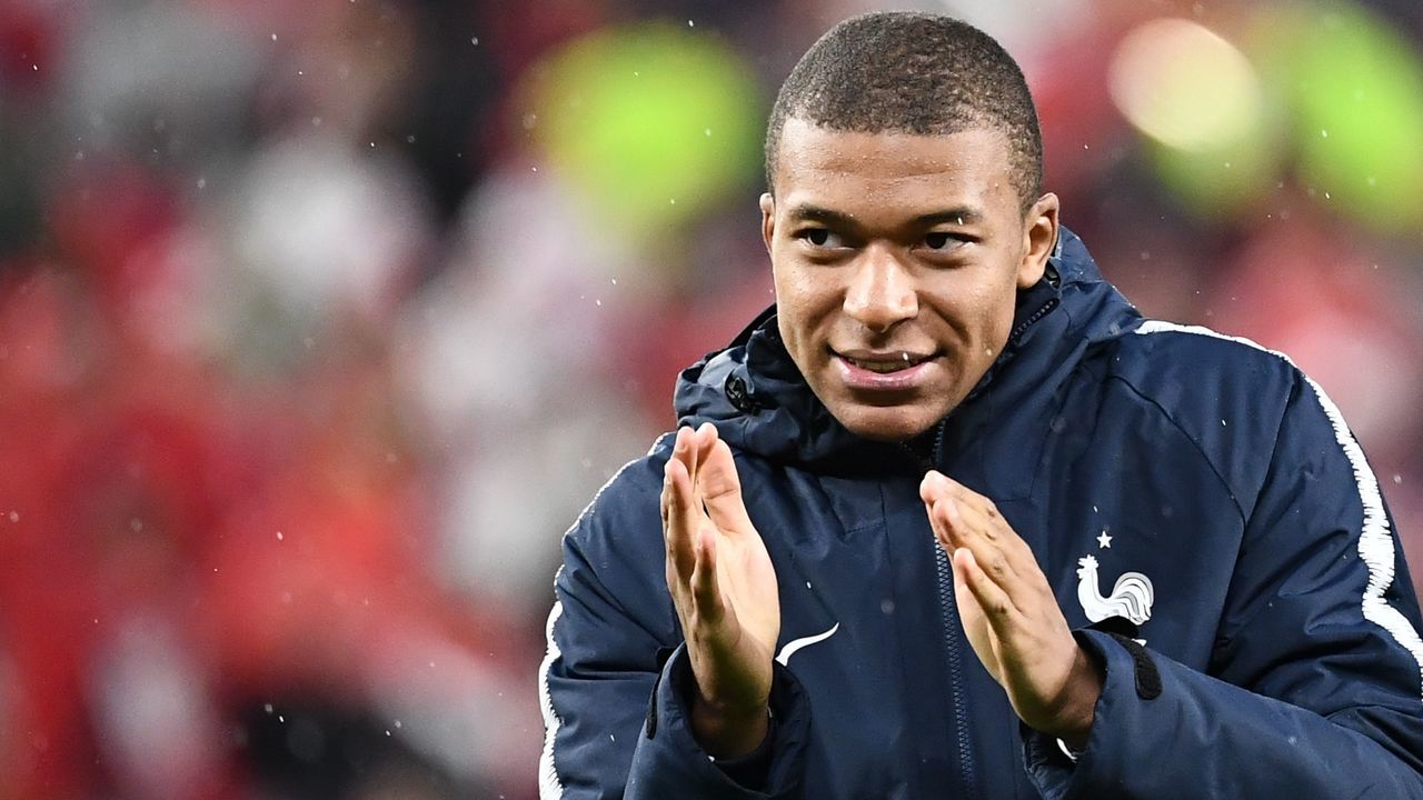 TOPSHOT - France's forward Kylian Mbappe applauds at the end of the Russia 2018 World Cup Group C football match between France and Peru at the Ekaterinburg Arena in Ekaterinburg on June 21, 2018.
