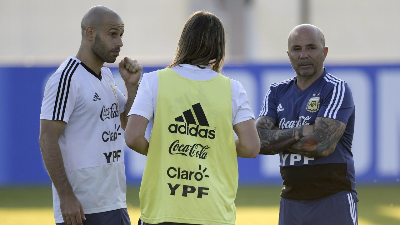 Argentina's midfielder Javier Mascherano (L), coach assistant Sebastian Beccacece (C) and coach Jorge Sampaoli talk during a training session at the team's base camp in Bronnitsy, near Moscow, on June 18, 2018 ahead of the Russia 2018 World Cup Group D football match against Croatia.