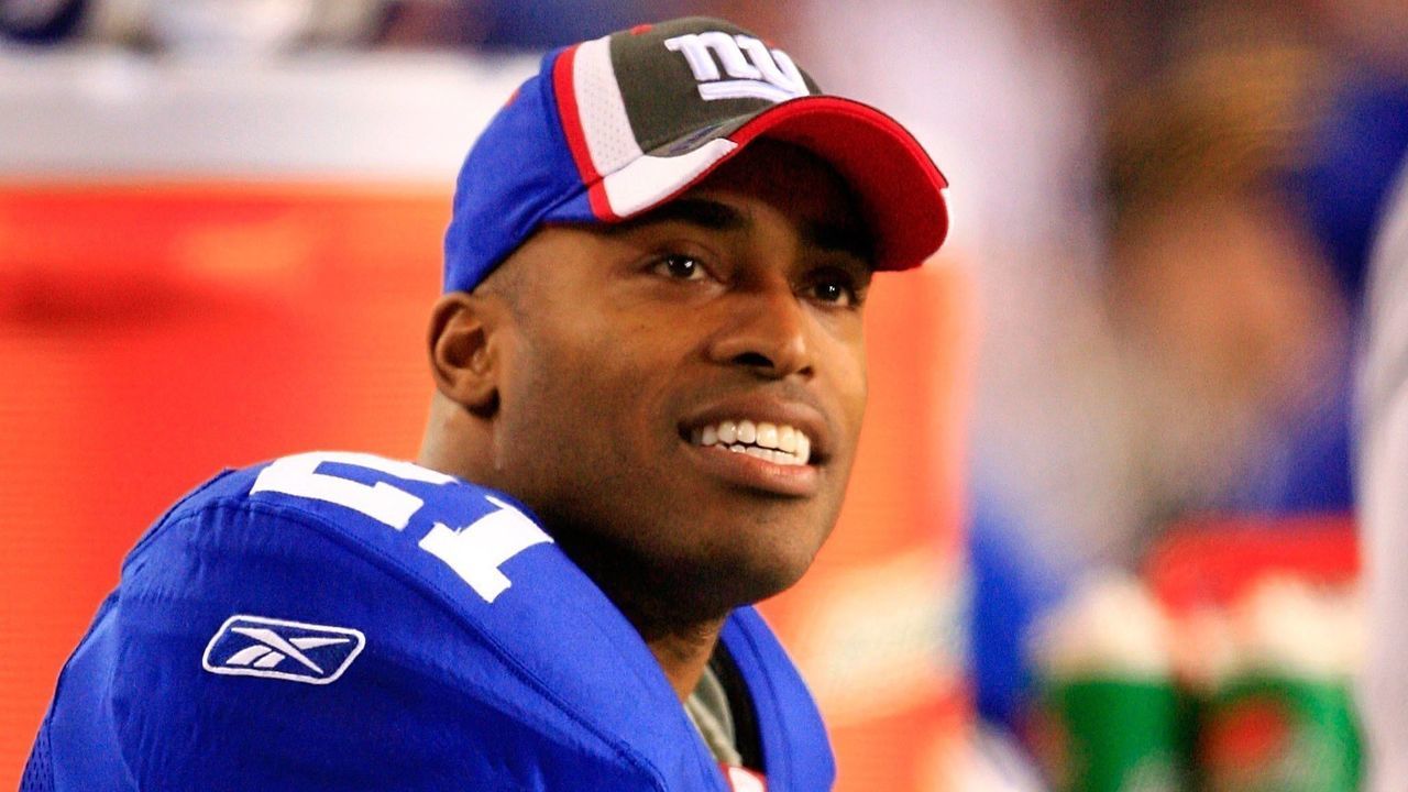LANDOVER, MD - DECEMBER 30: Tiki Barber #21 of the New York Giants looks on before a game against the Washington Redskins at FedEx Field on December 30, 2006 in Landover, Maryland.