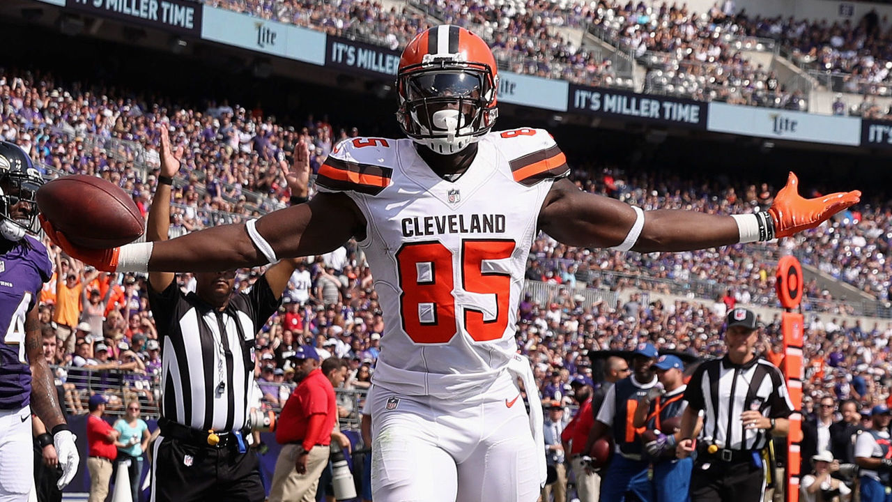 BALTIMORE, MD - SEPTEMBER 17: Tight end David Njoku #85 of the Cleveland Browns celebrates after catching a touchdown pass against the Baltimore Ravens at M&T Bank Stadium on September 17, 2017 in Baltimore, Maryland.