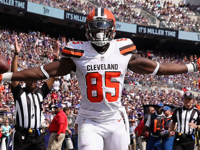 BALTIMORE, MD - SEPTEMBER 17: Tight end David Njoku #85 of the Cleveland Browns celebrates after catching a touchdown pass against the Baltimore Ravens at M&T Bank Stadium on September 17, 2017 in Baltimore, Maryland.