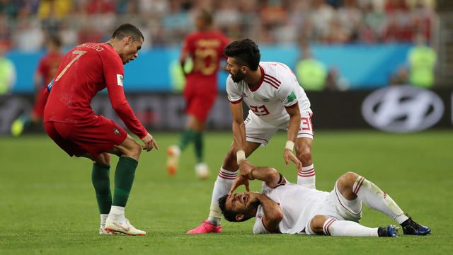 Queiroz: Elbow is a red card - rules aren't different for Ronaldo, Messi