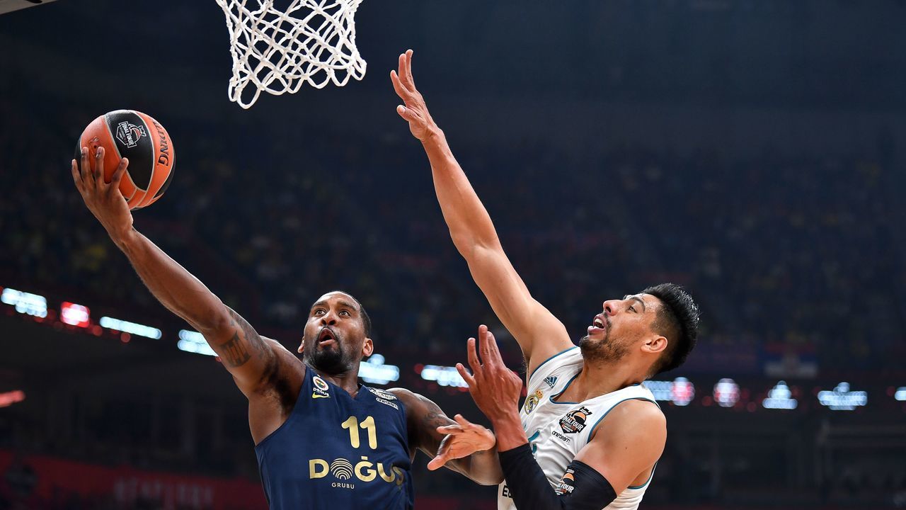 Fenerbahce's US guard Brad Wanamaker fights fot the ball against Real Madrid's Mexican center Gustavo Ayon during the Euroleague Final Four finals basketball match between Real Madrid and Fenerbahce Dogus Istanbul at The Stark Arena in Belgrade on May 20, 2018.