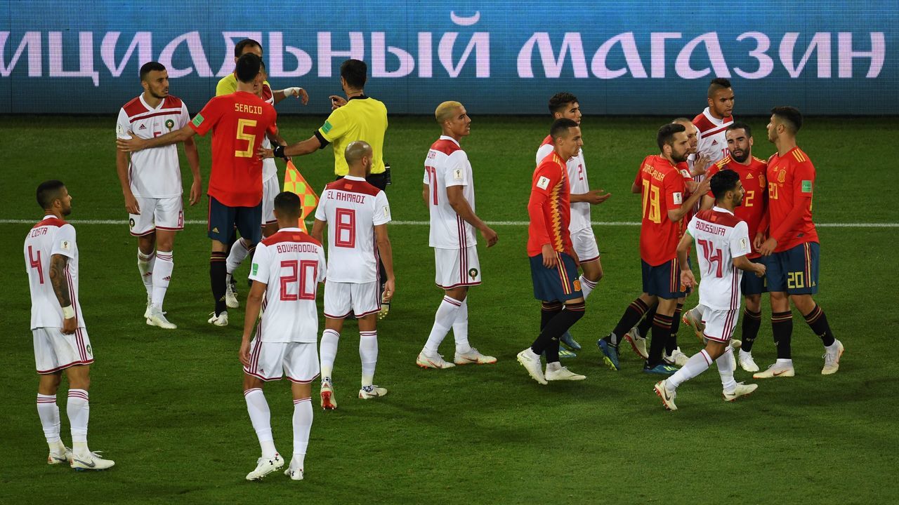 Morocco's and Spain's players argue during the Russia 2018 World Cup Group B football match between Spain and Morocco at the Kaliningrad Stadium in Kaliningrad on June 25, 2018.
