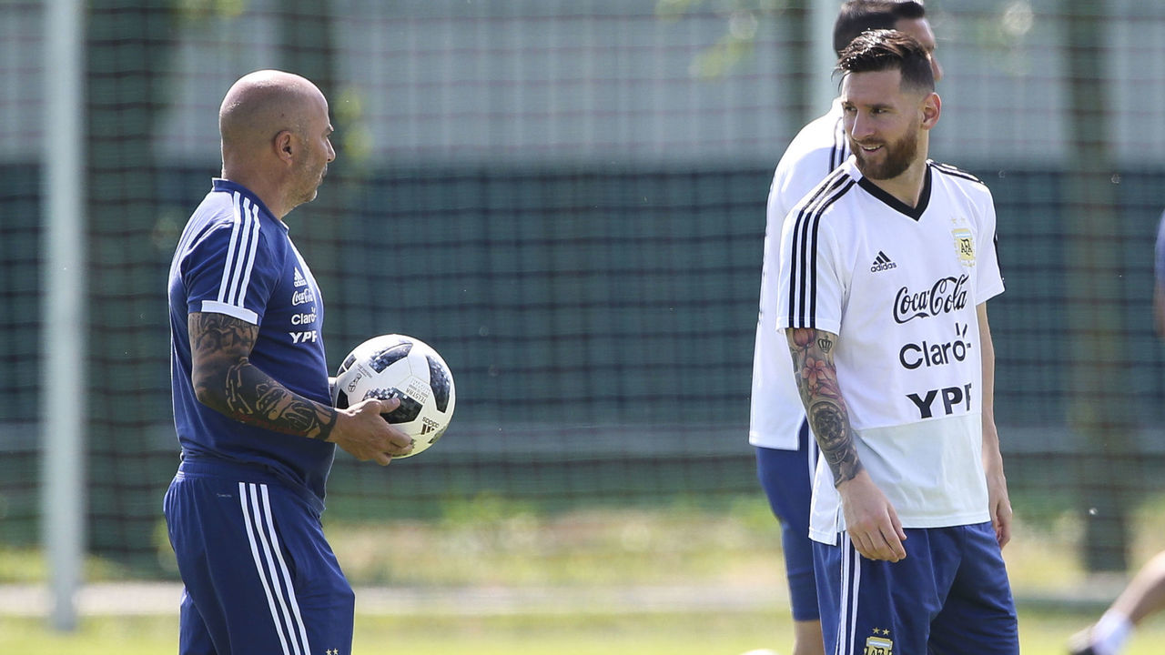 BRONNITSY, RUSSIA - JUNE 29: Lionel Messi of Argentina and Jorge Sampaoli coach of Argentina talk during a training session at Stadium of Syroyezhkin sports school on June 28, 2018 in Bronnitsy, Russia.