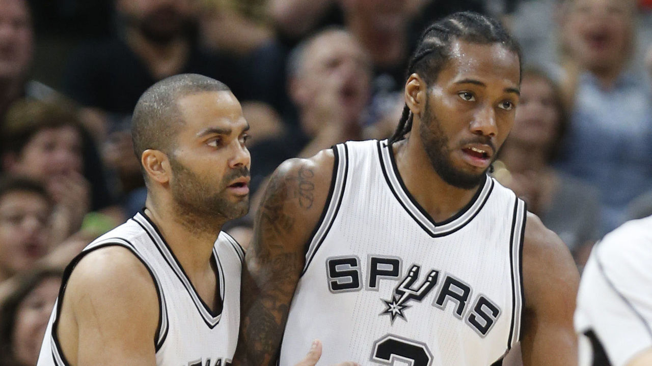 SAN ANTONIO,TX - MARCH 15: Tony Parker #9 of the San Antonio Spurs congratulates Kawhi Leonard #2 of the San Antonio Spurs after three against the Los Angeles Clippers at AT&T Center on March 15, 2016 in San Antonio, Texas. NOTE TO USER: User expressly acknowledges and agrees that , by downloading and or using this photograph, User is consenting to the terms and conditions of the Getty Images License Agreement.