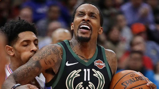 CHICAGO, IL - MARCH 23: Brandon Jennings #11 of the Milwaukee Bucks moves past Cameron Payne #22 of the Chicago Bulls at the United Center on March 23, 2018 in Chicago, Illinois. The Bucks defeated the Bulls 118-105.