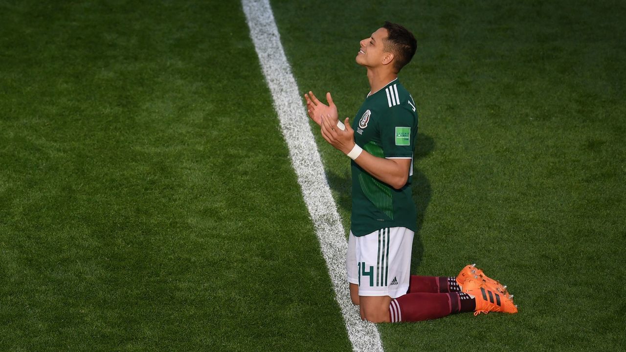 Mexico's forward Javier Hernandez knees prior to the Russia 2018 World Cup Group F football match between Mexico and Sweden at the Ekaterinburg Arena in Ekaterinburg on June 27, 2018.