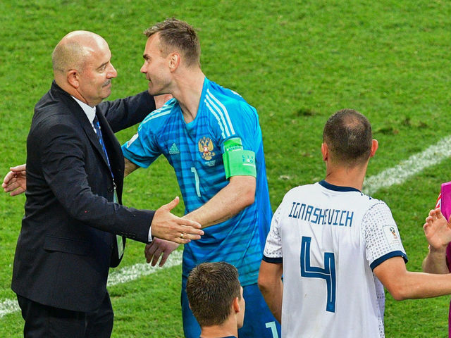Russia's goalkeeper Igor Akinfeev (C) celebrates with Russia's coach Stanislav Cherchesov (L) after winning the Russia 2018 World Cup round of 16 football match between Spain and Russia at the Luzhniki Stadium in Moscow on July 1, 2018.