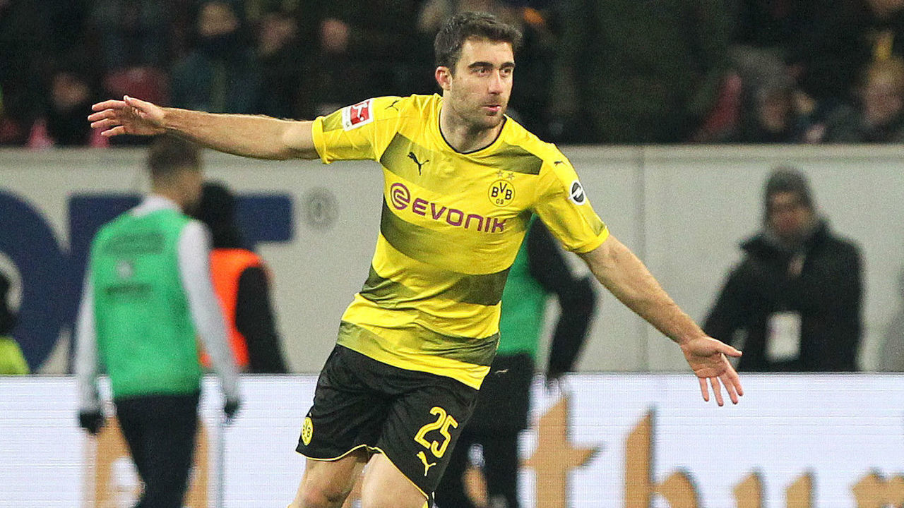 Dortmund's Greek defender Sokratis celebrates after scoring during the German first division Bundesliga football match between Mainz 05 and Borussia Dortmund on December 12, 2017 in Mainz. / AFP PHOTO / Daniel ROLAND / RESTRICTIONS: DURING MATCH TIME: DFL RULES TO LIMIT THE ONLINE USAGE TO 15 PICTURES PER MATCH AND FORBID IMAGE SEQUENCES TO SIMULATE VIDEO. == RESTRICTED TO EDITORIAL USE == FOR FURTHER QUERIES PLEASE CONTACT DFL DIRECTLY AT + 49 69 650050