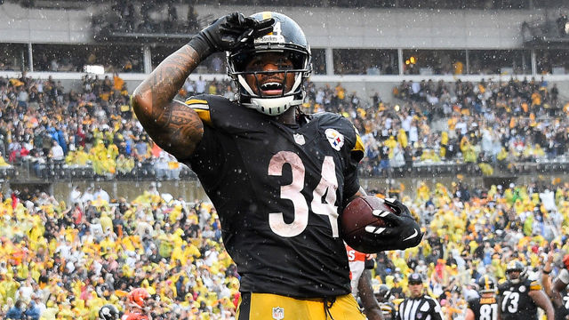 PITTSBURGH, PA - SEPTEMBER 18: DeAngelo Williams #34 of the Pittsburgh Steelers celebrates his touchdown reception in the fourth quarter during the game against the Cincinnati Bengals at Heinz Field on September 18, 2016 in Pittsburgh, Pennsylvania.