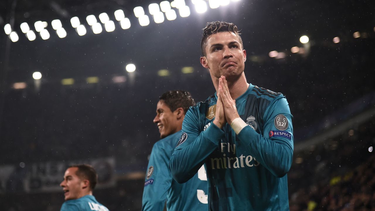 TOPSHOT - Real Madrid's Portuguese forward Cristiano Ronaldo (R) celebrates after scoring a second goal during the UEFA Champions League quarter-final first leg football match between Juventus and Real Madrid at the Allianz Stadium in Turin on April 3, 2018. / AFP PHOTO / Marco BERTORELLO