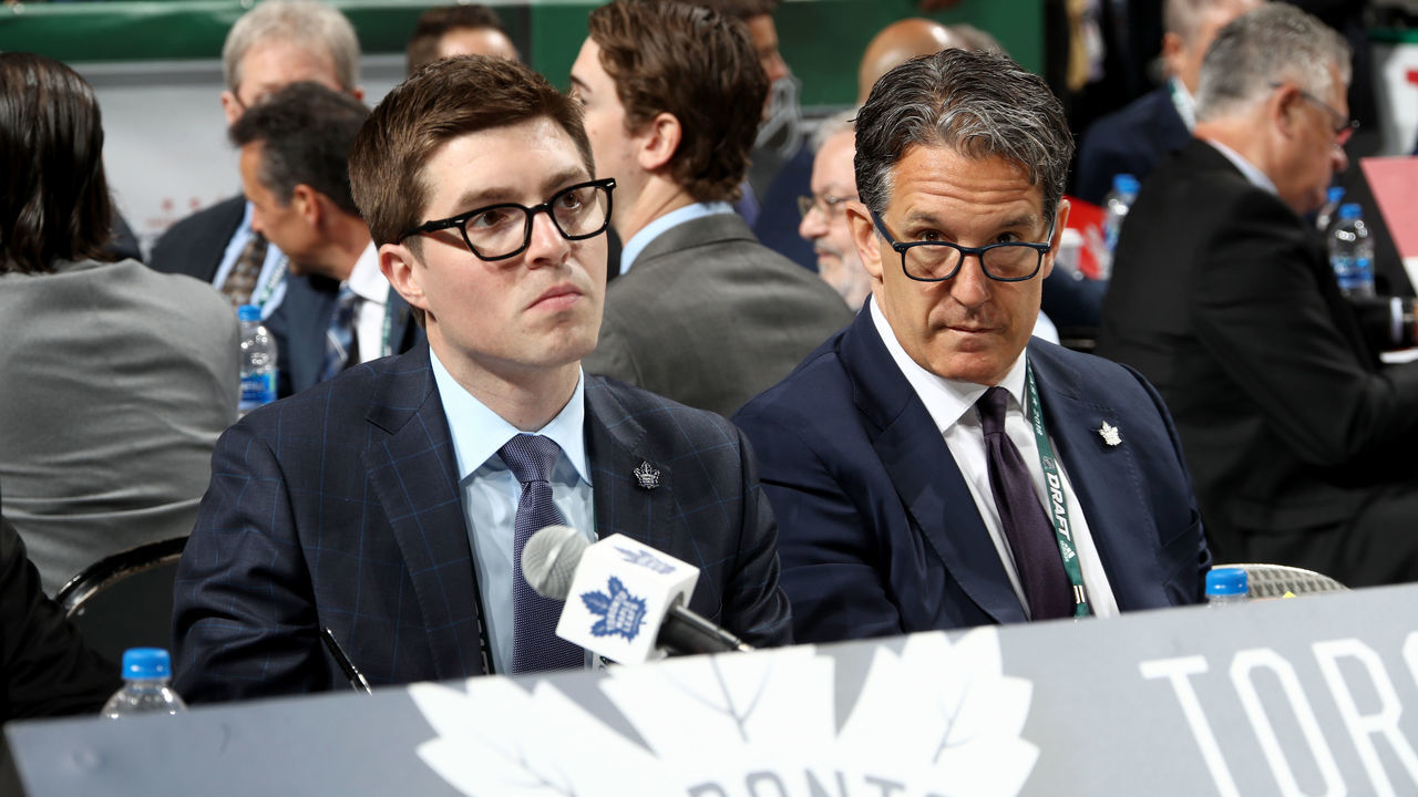 DALLAS, TX - JUNE 23: (l-r) Kyle Dubas and Brendan Shanahan of the Toronto Maple Leafs handle the draft table during the 2018 NHL Draft at American Airlines Center on June 23, 2018 in Dallas, Texas.