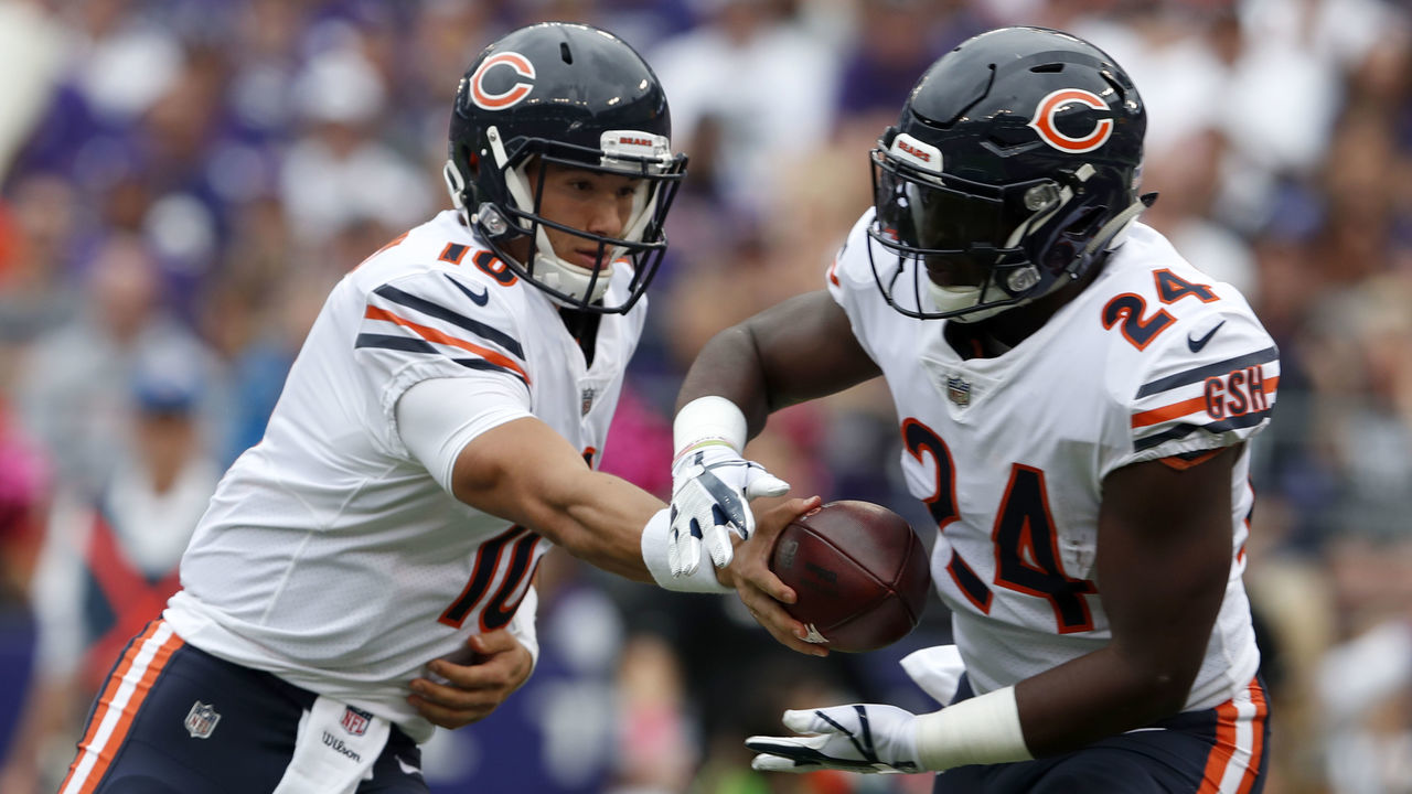 BALTIMORE, MD - OCTOBER 15: Quarterback Mitchell Trubisky #10 of the Chicago Bears hands off to running back Jordan Howard #24 in the first quarter against the Baltimore Ravens at M&T Bank Stadium on October 15, 2017 in Baltimore, Maryland.