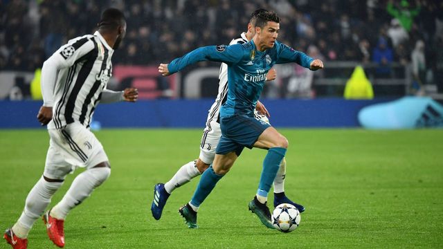 Real Madrid's Portuguese forward Cristiano Ronaldo runs with the ball during the UEFA Champions League quarter-final first leg football match between Juventus and Real Madrid at the Allianz Stadium in Turin on April 3, 2018. / AFP PHOTO / Alberto PIZZOLI