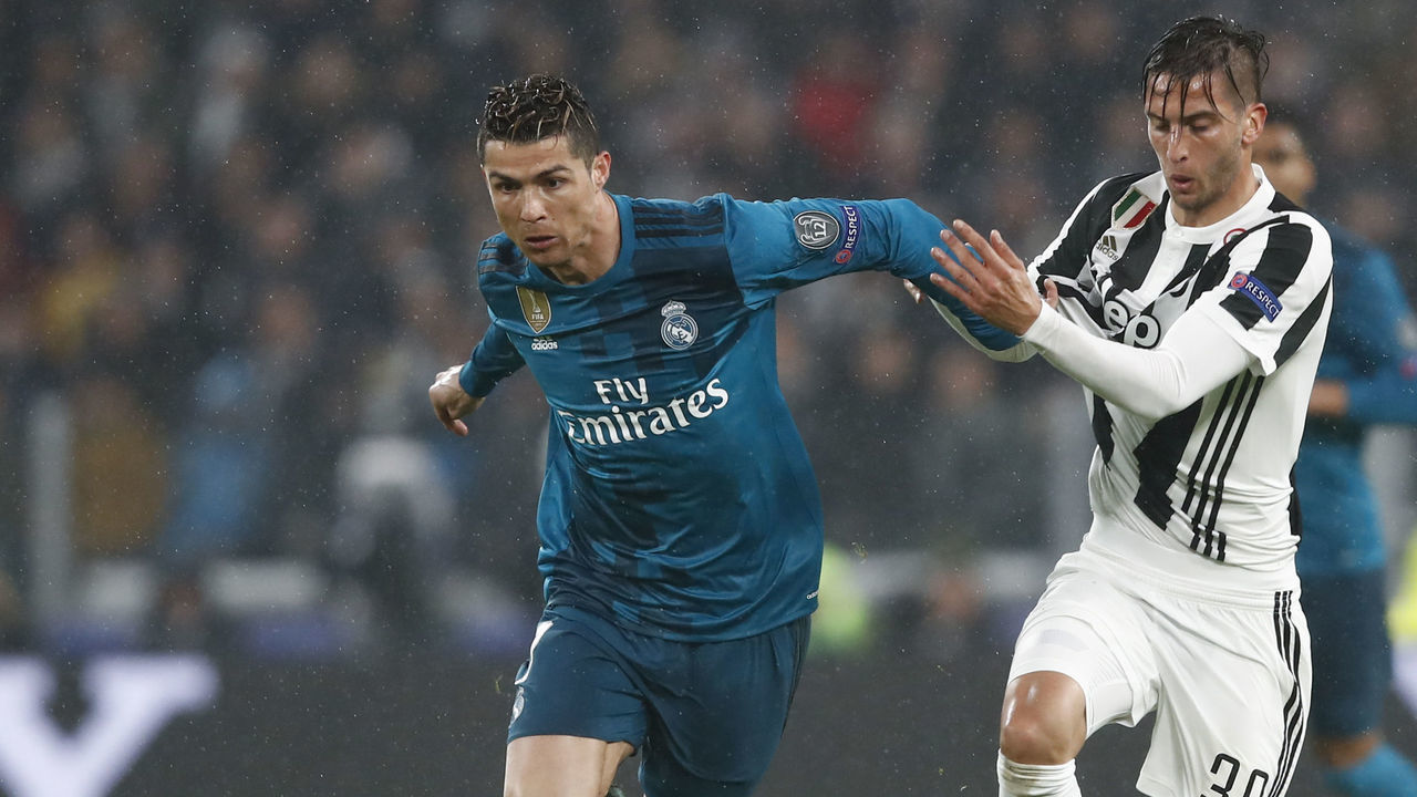 Real Madrid's Portuguese forward Cristiano Ronaldo (L) vies with Juventus' midfielder from Uruguay Rodrigo Bentancur during the UEFA Champions League quarter-final first leg football match between Juventus and Real Madrid at the Allianz Stadium in Turin on April 3, 2018. / AFP PHOTO / Isabella BONOTTO