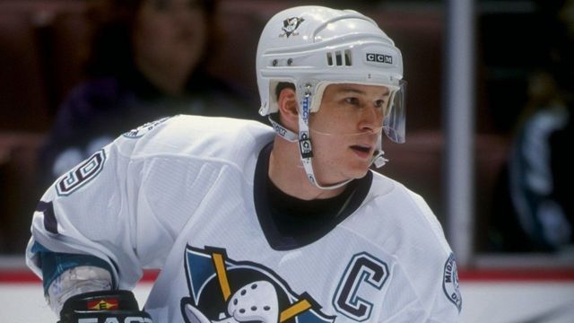 6 Nov 1998: Leftwinger Paul Kariya #9 of the Anaheim Mighty Ducks in action during the game against the San Jose Sharks at the Arrowhead Pond in Anaheim, California. The Sharks tied the Mighty Ducks 2-2 in overtime.
