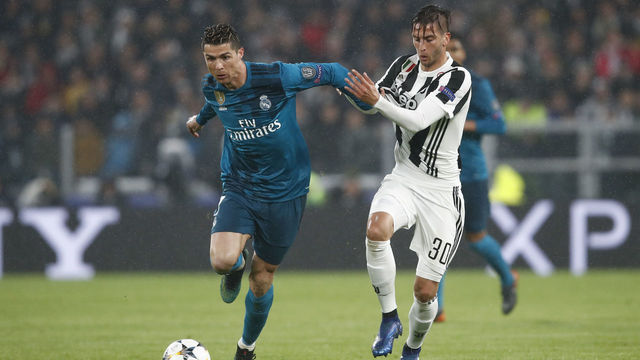 Real Madrid's Portuguese forward Cristiano Ronaldo (L) vies with Juventus' midfielder from Uruguay Rodrigo Bentancur during the UEFA Champions League quarter-final first leg football match between Juventus and Real Madrid at the Allianz Stadium in Turin on April 3, 2018. / AFP PHOTO / Isabella BONOTTO