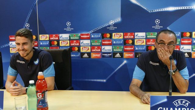Napoli's midfielder from Brazil Jorginho (L) and Napoli's coach from Italy Maurizio Sarri attend a press conference on the eve of the Champion's League football match Napoli vs Feyenoord on September 25, 2017 in Naples. / AFP PHOTO / Carlo Hermann