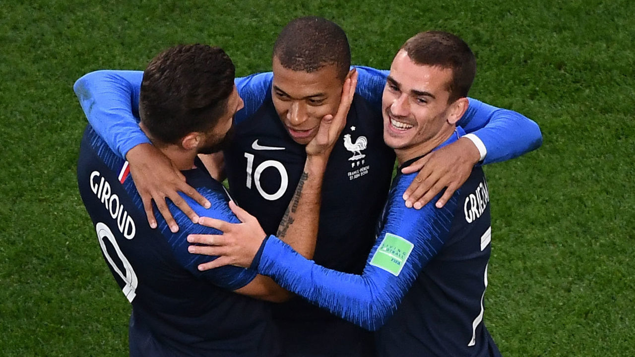 TOPSHOT - France's forward Kylian Mbappe (C) celebrates his goal with teammates Olivier Giroud (L) and Antoine Griezmann during the Russia 2018 World Cup Group C football match between France and Peru at the Ekaterinburg Arena in Ekaterinburg on June 21, 2018.
