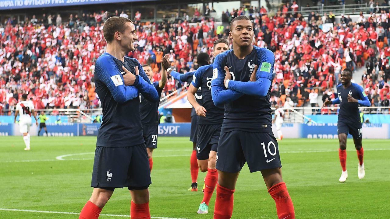 TOPSHOT - France's forward Kylian Mbappe (R) celebrates scoring the opening goal with his teammate forward Antoine Griezmann during the Russia 2018 World Cup Group C football match between France and Peru at the Ekaterinburg Arena in Ekaterinburg on June 21, 2018.