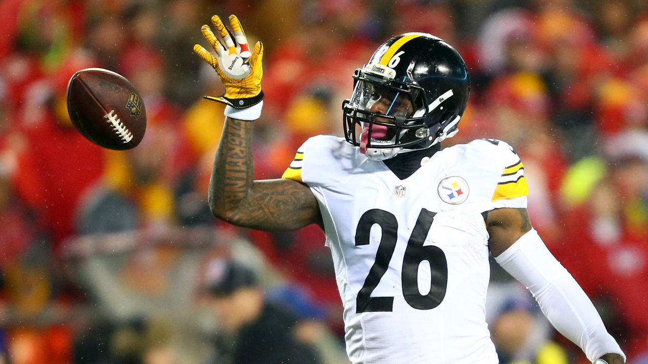 KANSAS CITY, MP - JANUARY 15: Running back Le'Veon Bell #26 of the Pittsburgh Steelers tosses the ball forward after gaining a first down against the Kansas City Chiefs during the first quarter in the AFC Divisional Playoff game at Arrowhead Stadium on January 15, 2017 in Kansas City, Missouri.