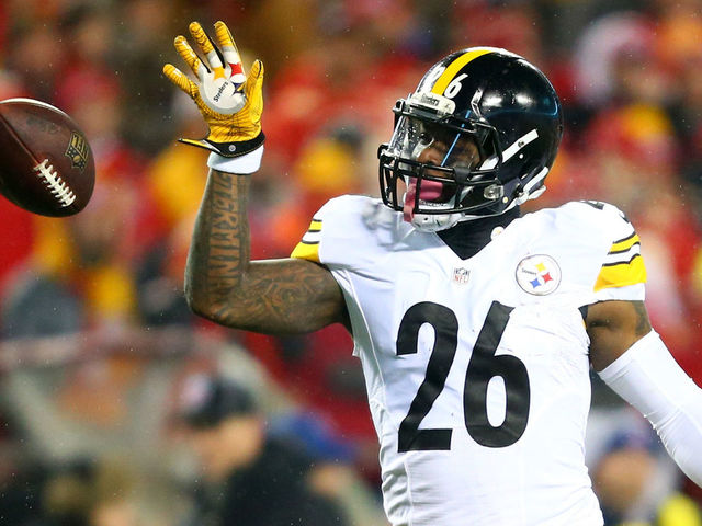 KANSAS CITY, MP - JANUARY 15: Running back Le'Veon Bell #26 of the Pittsburgh Steelers tosses the ball forward after gaining a first down against the Kansas City Chiefs during the first quarter in the AFC Divisional Playoff game at Arrowhead Stadium on January 15, 2017 in Kansas City, Missouri.
