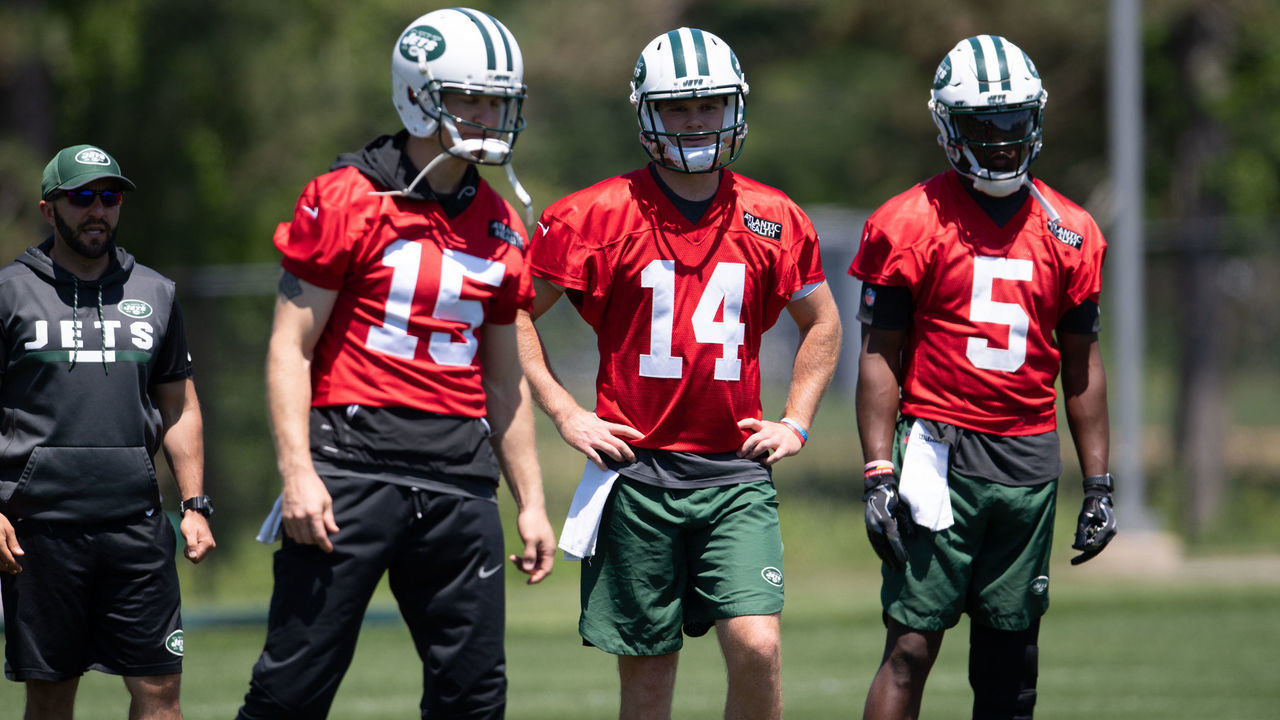 FLORHAM PARK, NJ - JUNE 12: (LtoR) quarterback Josh McCown #15, quarterback Sam Darnold #14, and quarterback Teddy Bridgewater #5 during mandatory mini camp on June 12, 2018 at The Atlantic Health Jets Training Center in Florham Park, New Jersey.