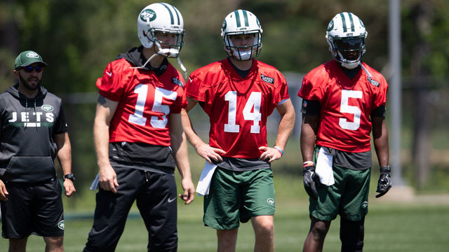 FLORHAM PARK, NJ - JUNE 12: (LtoR) quarterback Josh McCown #15, quarterback Sam Darnold #14, and quarterback Teddy Bridgewater #5 during mandatory mini camp on June 12, 2018 at The Atlantic Health Jets Training Center in Florham Park, New Jersey.