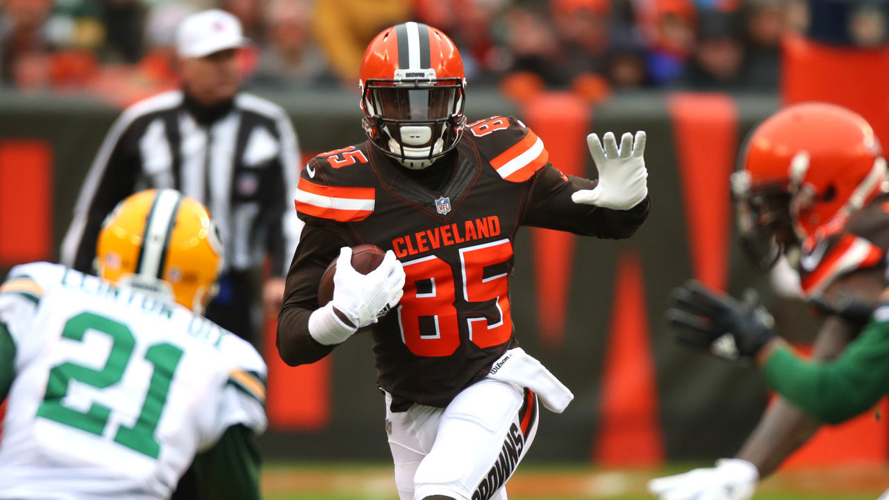 CLEVELAND, OH - DECEMBER 10: David Njoku #85 of the Cleveland Browns runs the ball in the second quarter against the Green Bay Packers at FirstEnergy Stadium on December 10, 2017 in Cleveland, Ohio.