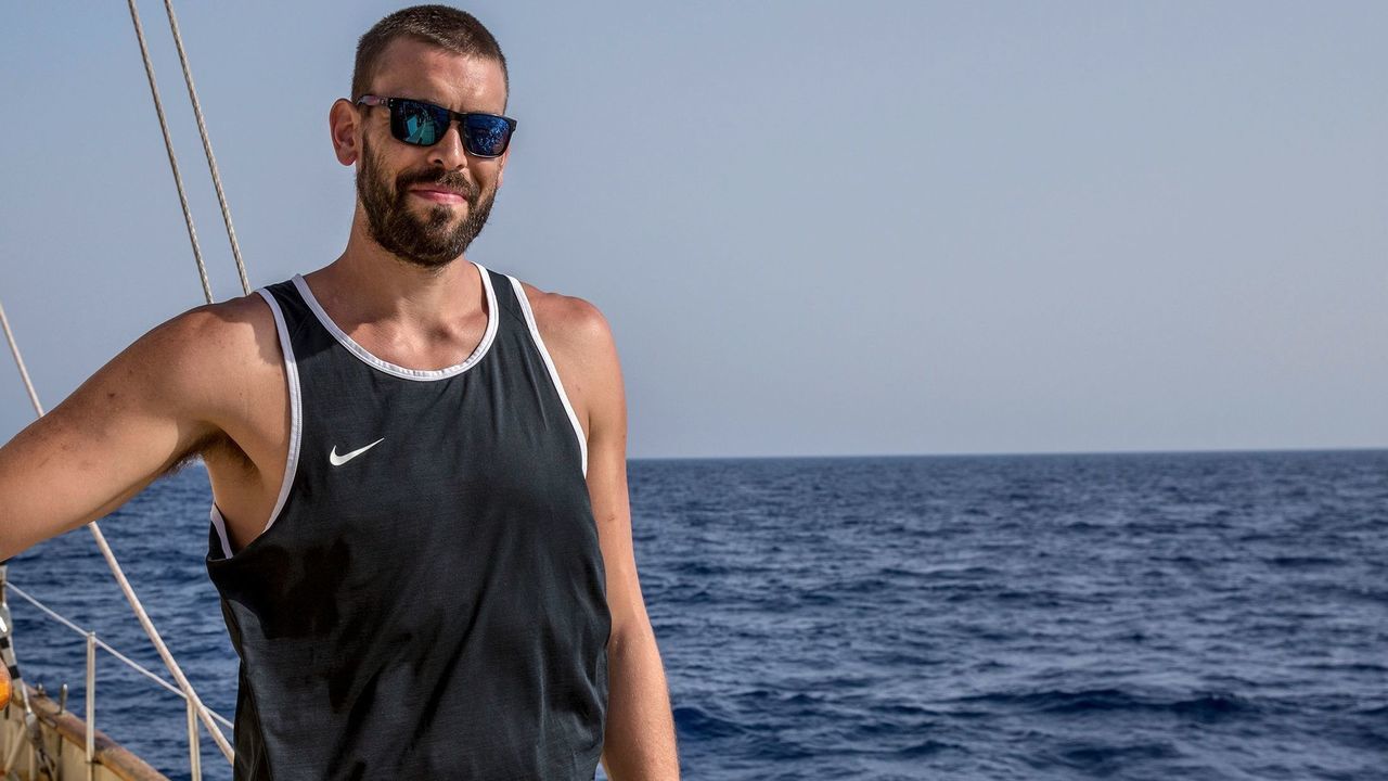 Spanish NBA basketball player Marc Gasol takes part in the rescue mission with the Spanish NGO Proactiva Open Arms on board of the Astral ship in the Mediterranea sea, on July 16, 2018. - Proactiva Open Arms is an NGO specialized in the search and rescue of migrants boat who try to reach Europe crossing the sea.