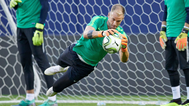 CHICAGO, IL - JULY 19: Manchester City goalkeeper Joe Hart (13) warms up during Manchester Cityvïs practice session ahead of the International Champions Cup match between Manchester City and Borussia Dortmund on July 19, 2018 held at Soldier Field in Chicago, Illinois.