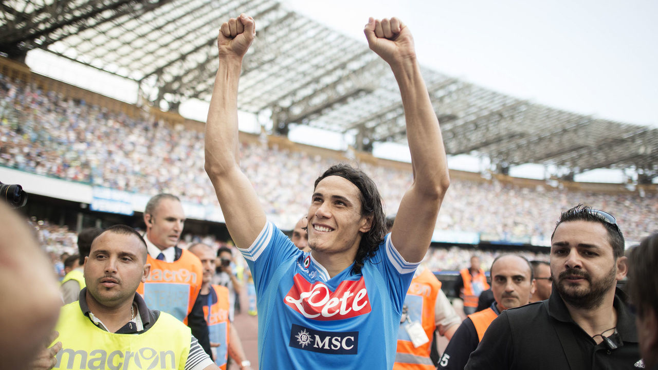Napoli Uruguayan forward Edinson Cavani (C) celebrates victory and the qualification of the SSC Napoli team in the UEFA Champions League after the Italian Serie A football match between SSC Napoli and Siena at the San Paolo stadium in Naples on May 12, 2013. AFP PHOTO / ROBERTO SALOMONE