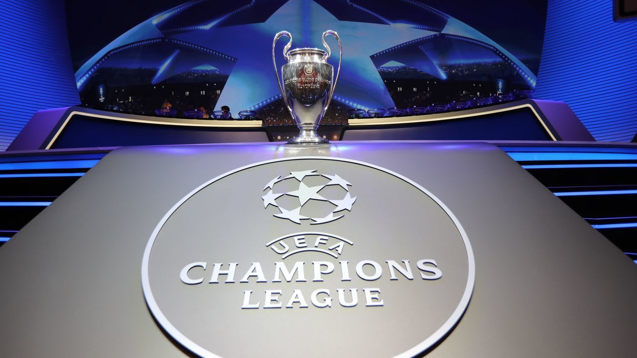 TOPSHOT - The Champions League Trophy stands on display during the UEFA Champions League football group stage draw ceremony in Monaco on August 24, 2017. / AFP PHOTO / VALERY HACHE