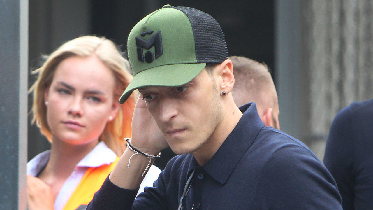 Germany's midfielder Mesut Ozil arrives at Frankfurt international airport on June 28, 2018, after flying back from Moscow following the German national football team's defeat in the Russia 2018 football World Cup. - Germany's embattled national team braced for a cold homecoming on June 28, 2018 after a shock World Cup exit that has plunged the football-mad nation into mourning and leaves the future of coach Joachim Loew in the balance.