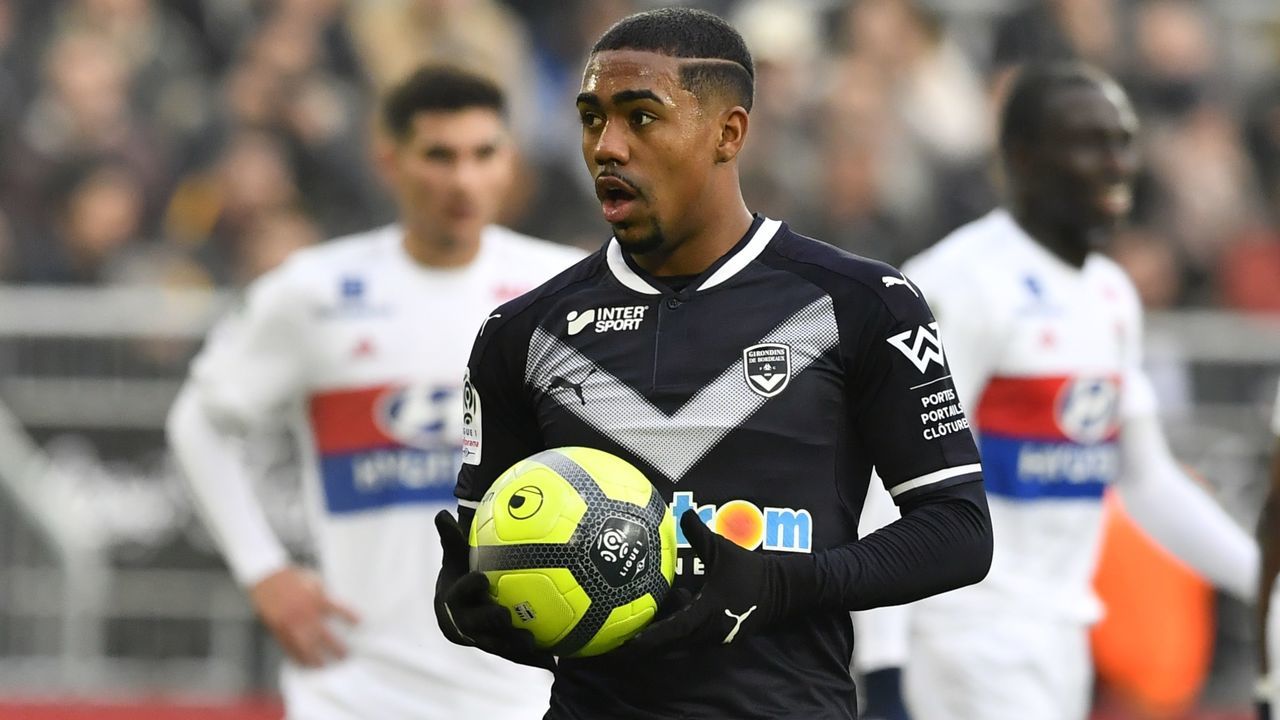 Bordeaux's Brazilian forward Malcom prepares to shoot a penalty kick during the French L1 football match between Bordeaux (FCGB) and Lyon (OL) on January 28, 2018, at the Matmut Atlantique stadium in Bordeaux, southwestern France. / AFP PHOTO / NICOLAS TUCAT